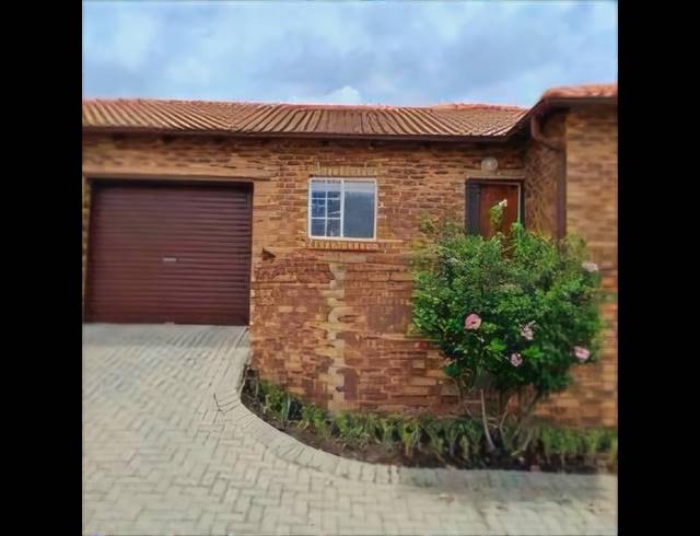 2 BEDROOM TOWNHOUSE FOR SALE IN AMBERFIELD